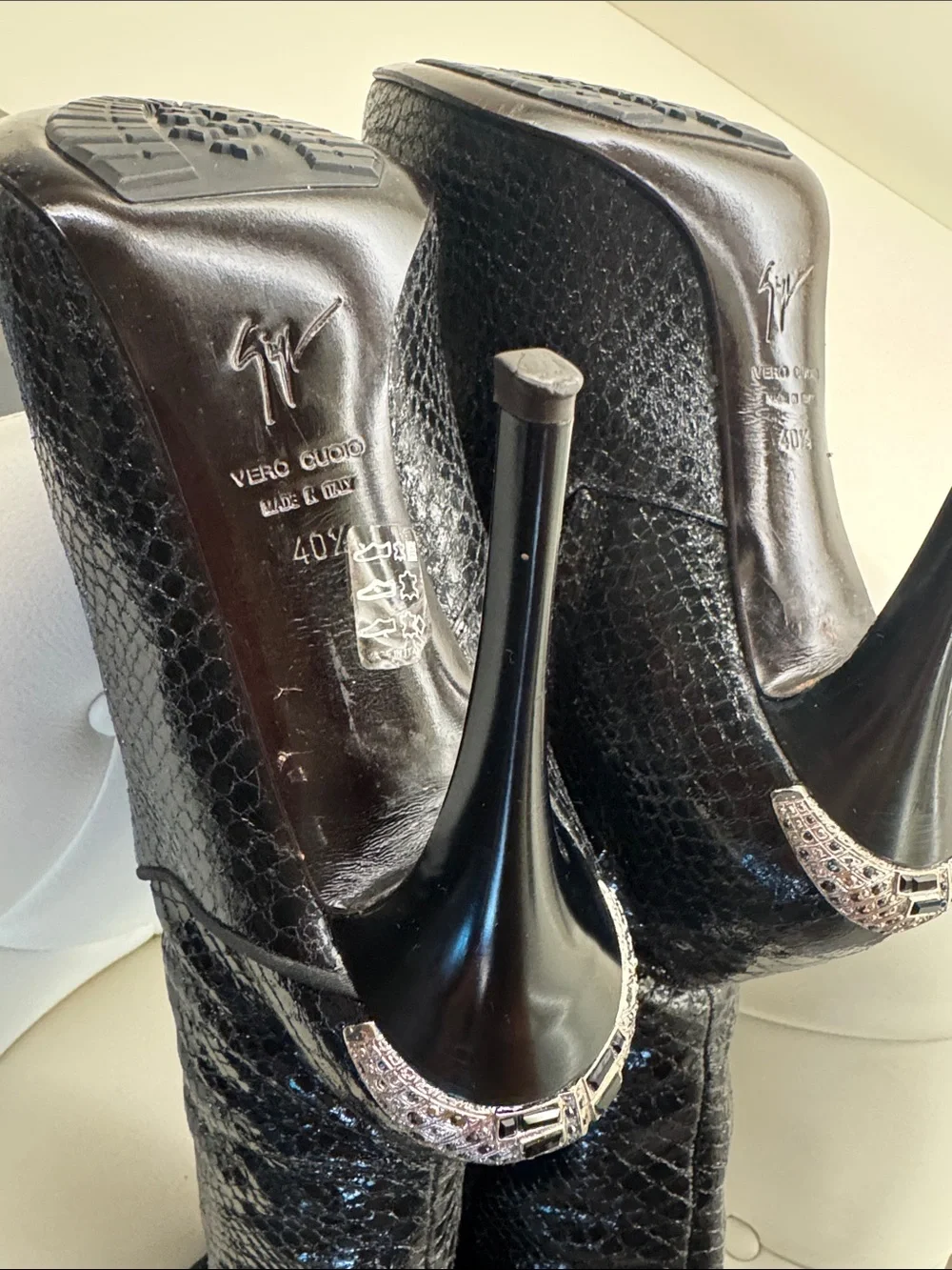 Giuseppe Zanotti bold over